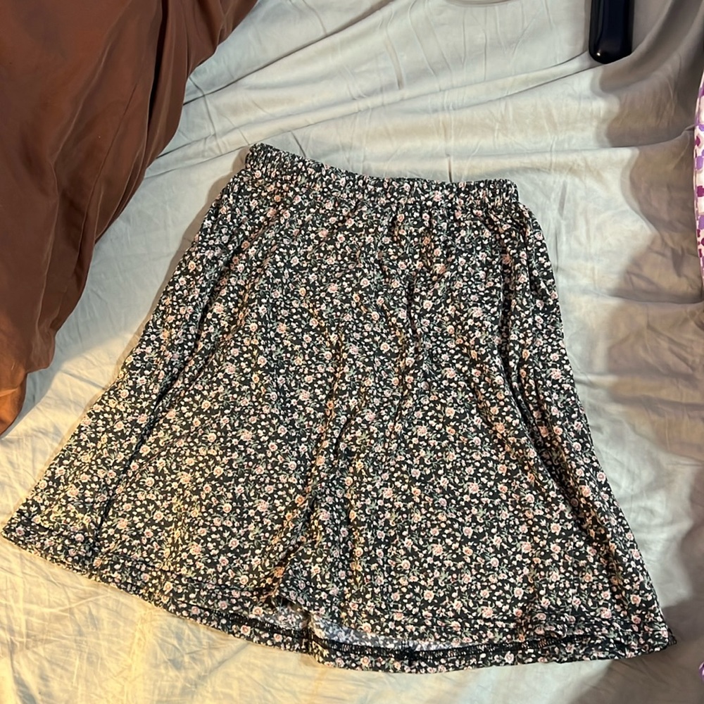Pol flowered skirt size small